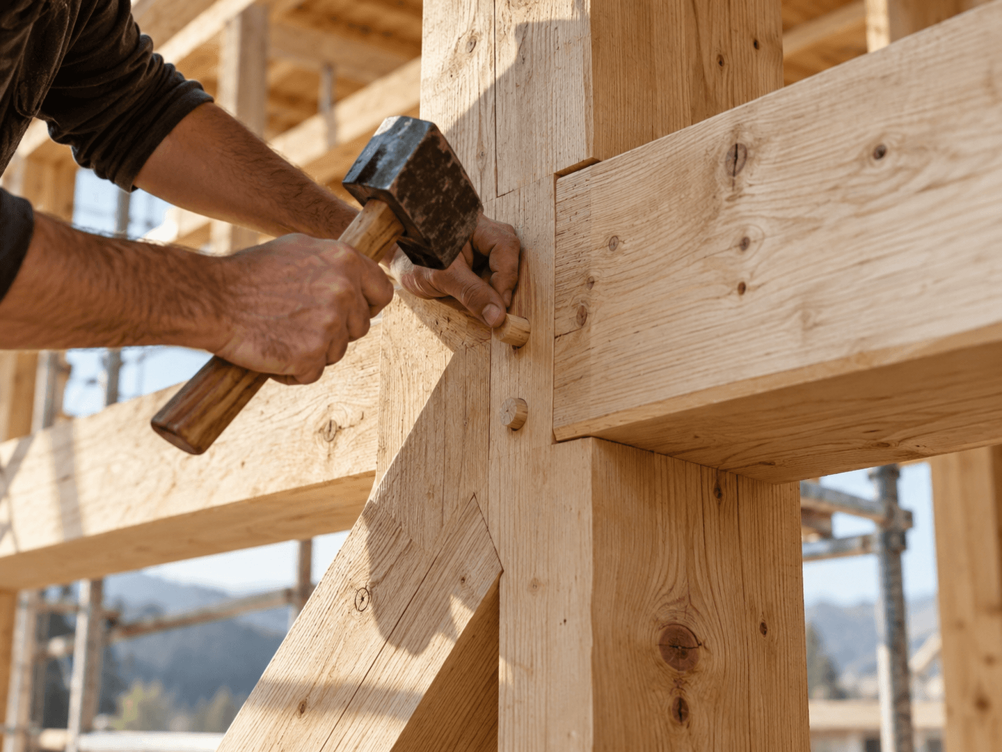 Assemblage d’une charpente en bois.