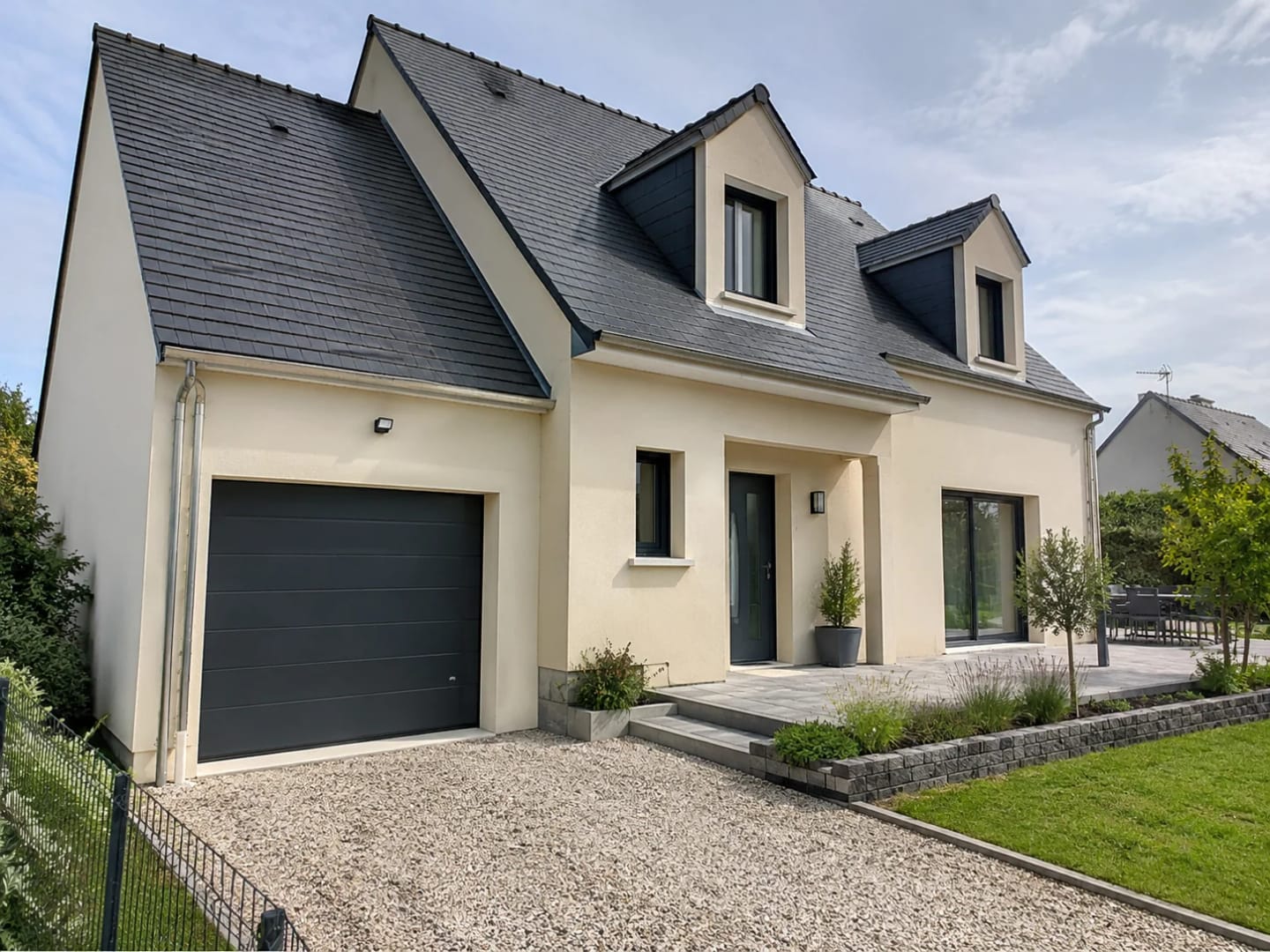 Maison individuelle avec échafaudage pendant des travaux de rénovation.