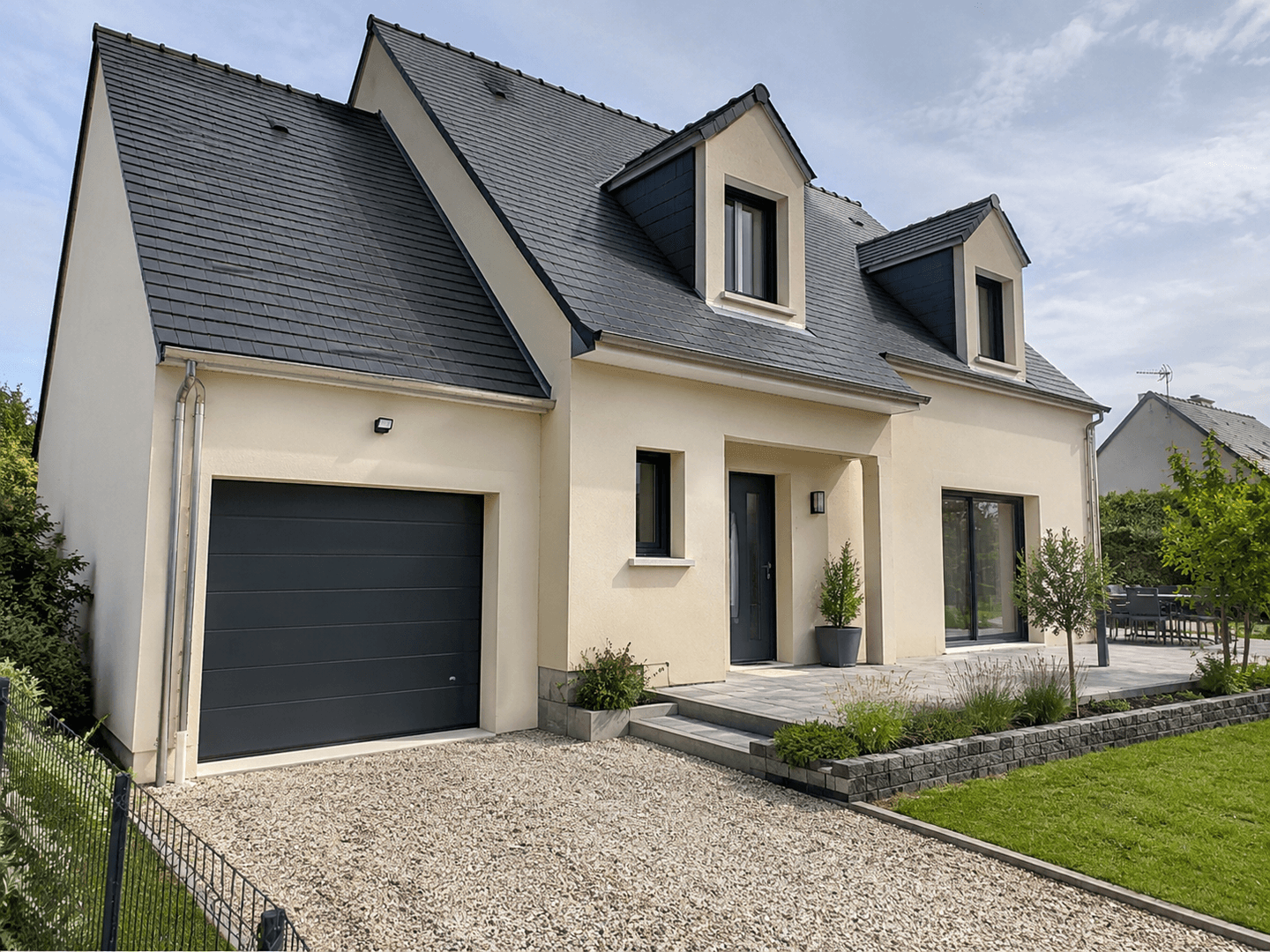 Maison contemporaine avec une toiture en ardoises