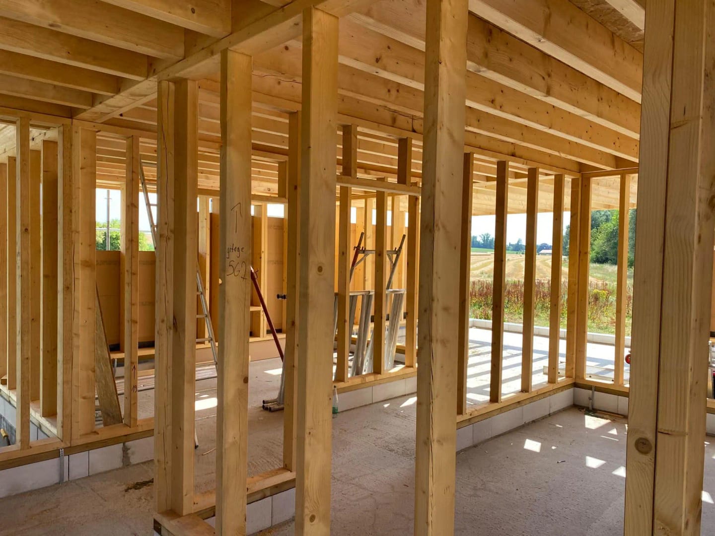 Charpente bois visible dans une maison en construction