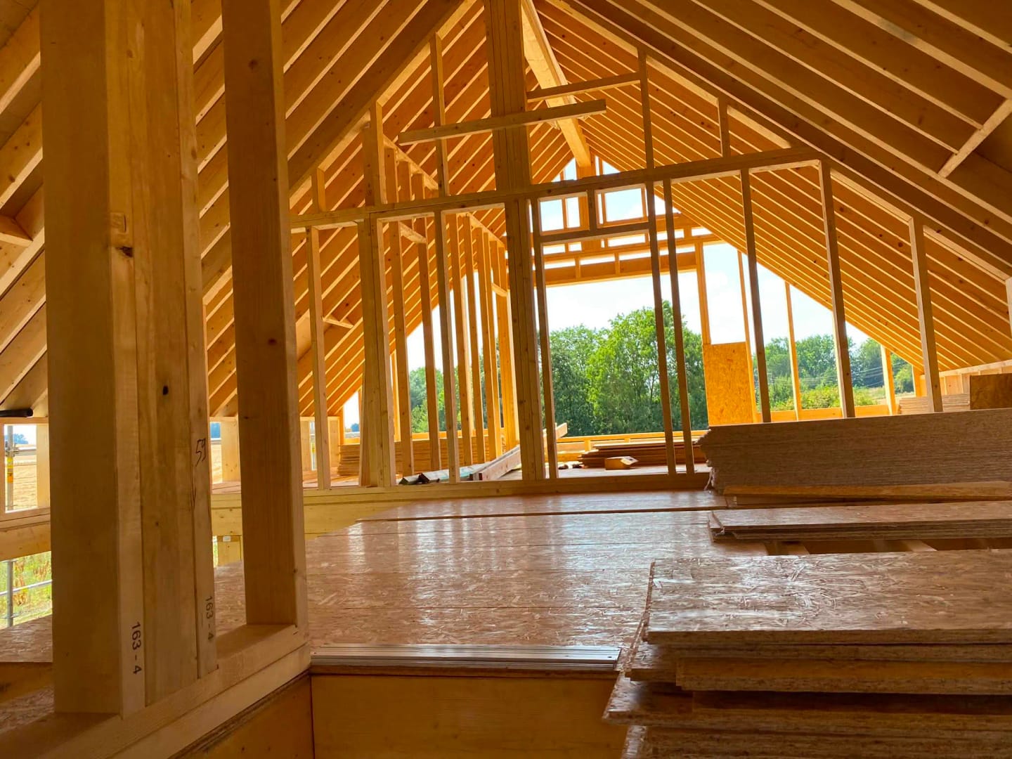 Ossature bois et charpente d’une extension en chantier