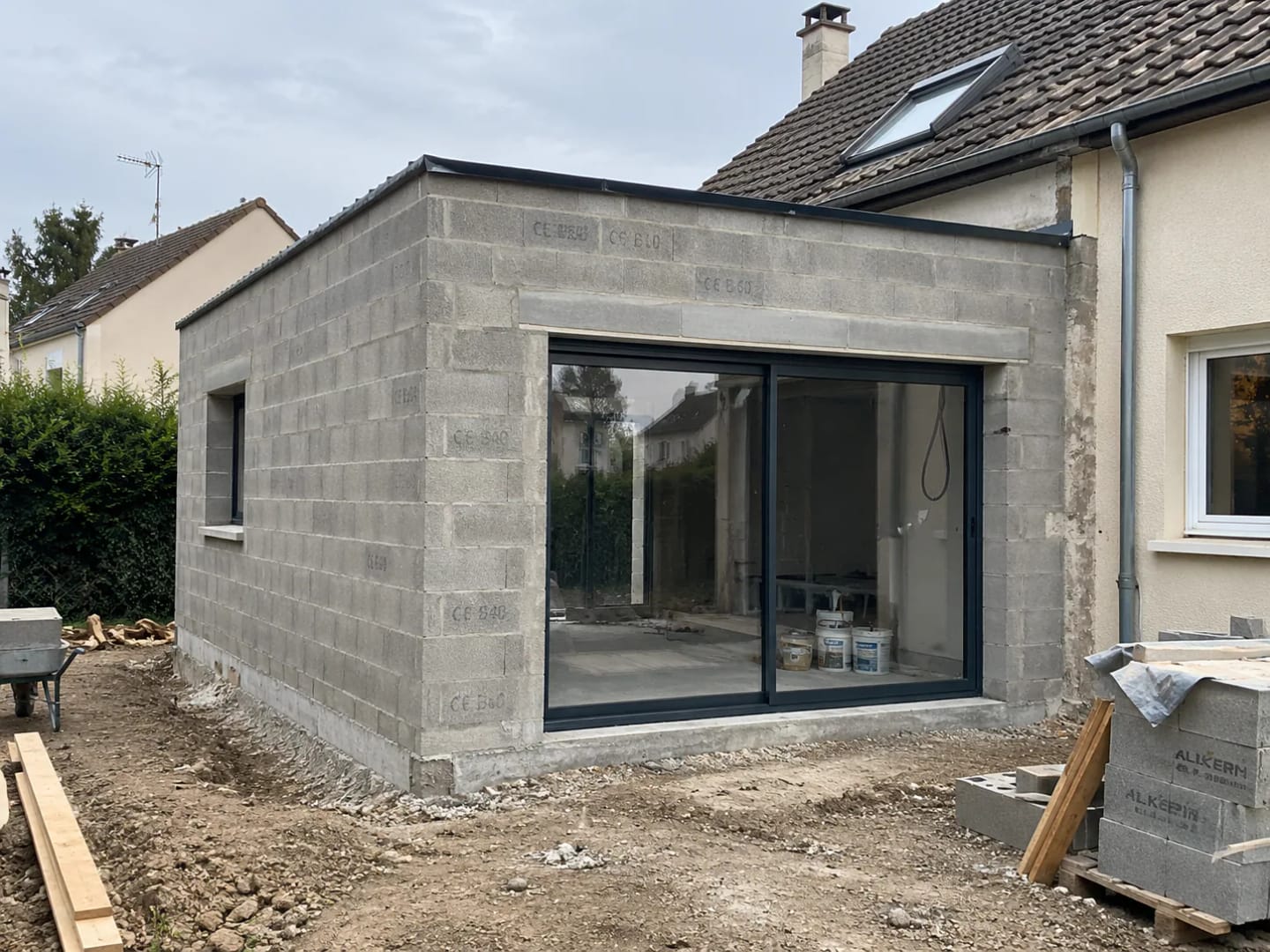 Extension de maison réalisée en parpaing