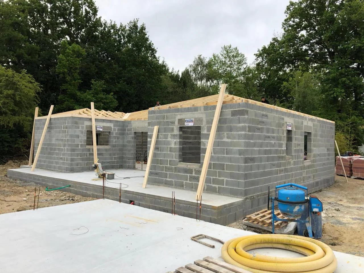 Construction d’un volume en parpaing avec portes et fenêtres