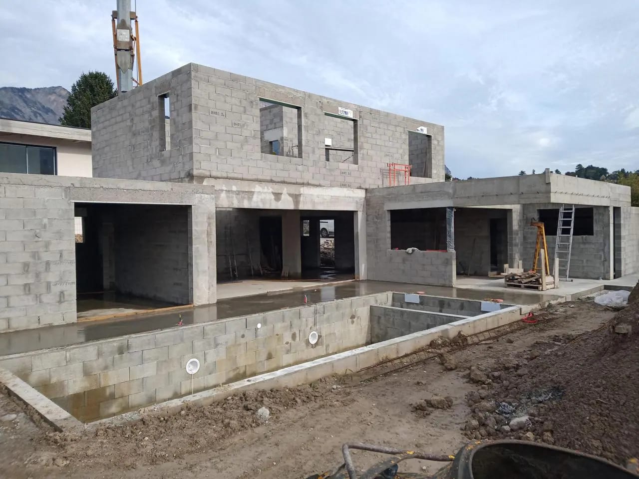 Vue en hauteur d’une maison en cours d’élévation