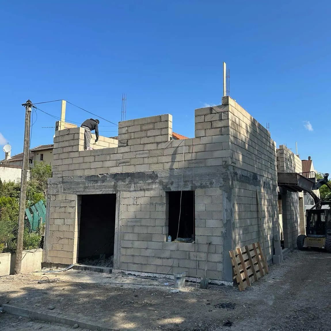 Construction d’une maison en blocs béton avec plusieurs niveaux