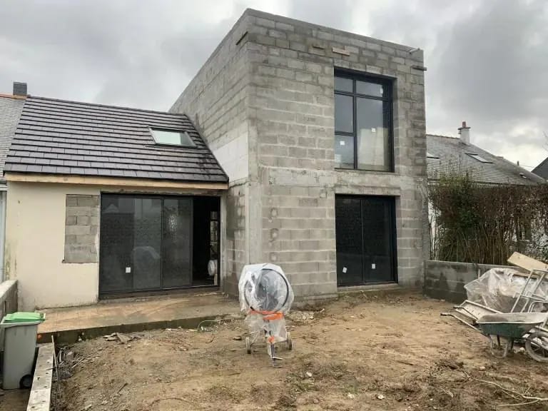 Extension en parpaing raccordée à une maison existante