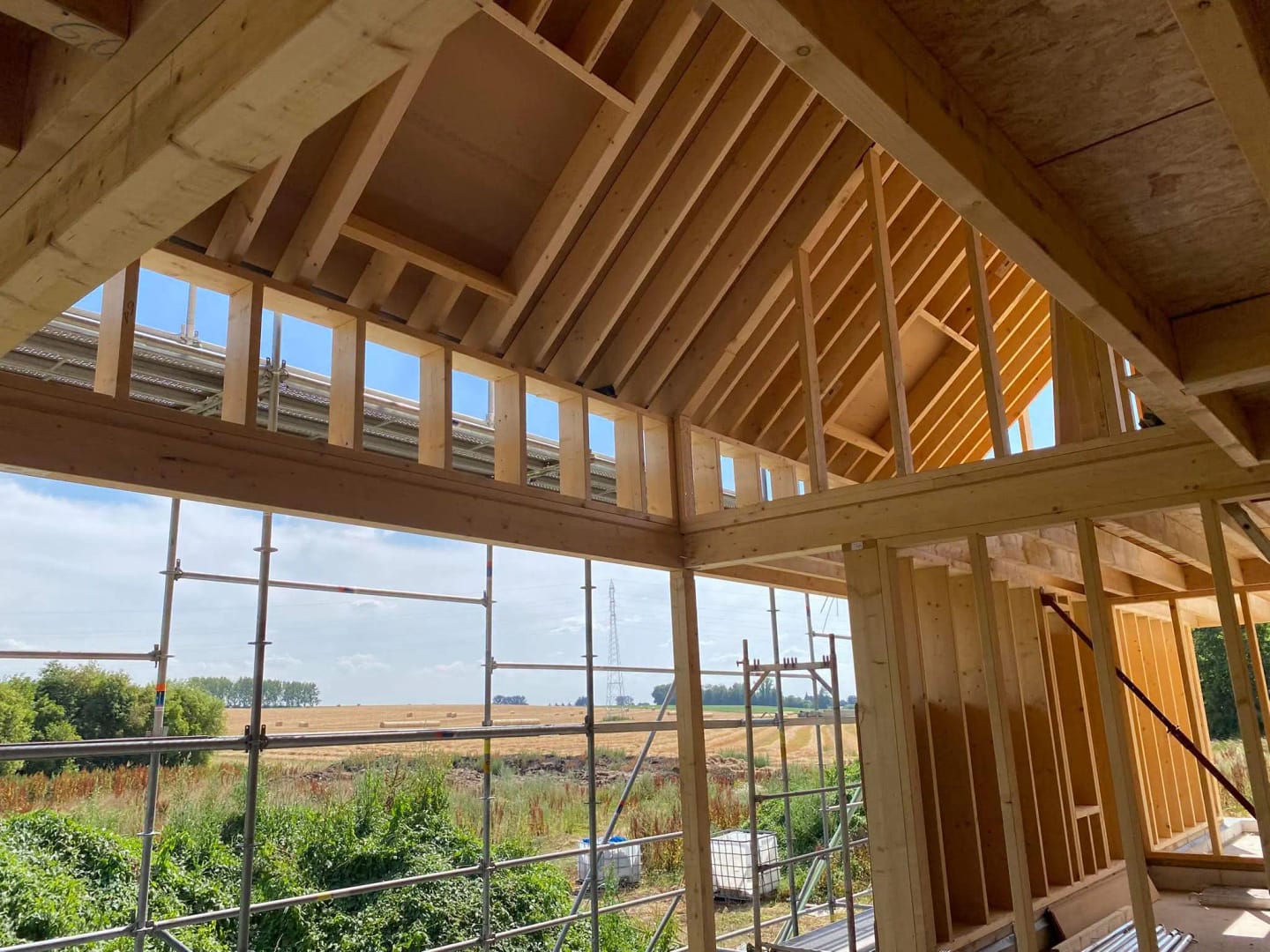 Volume intérieur d'une maison à ossature bois avec échafaudage