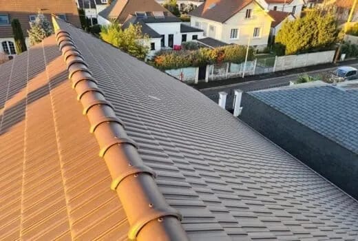 Toiture rénovée avec finitions de couverture soignées