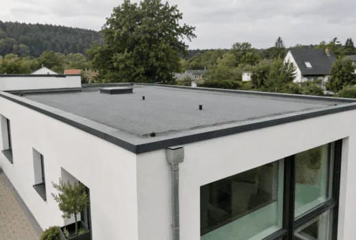 Toiture plate contemporaine