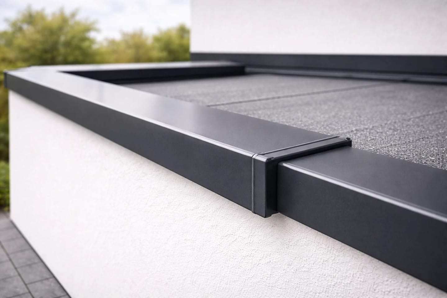 Couvertine métallique protégeant un acrotère de toiture plate