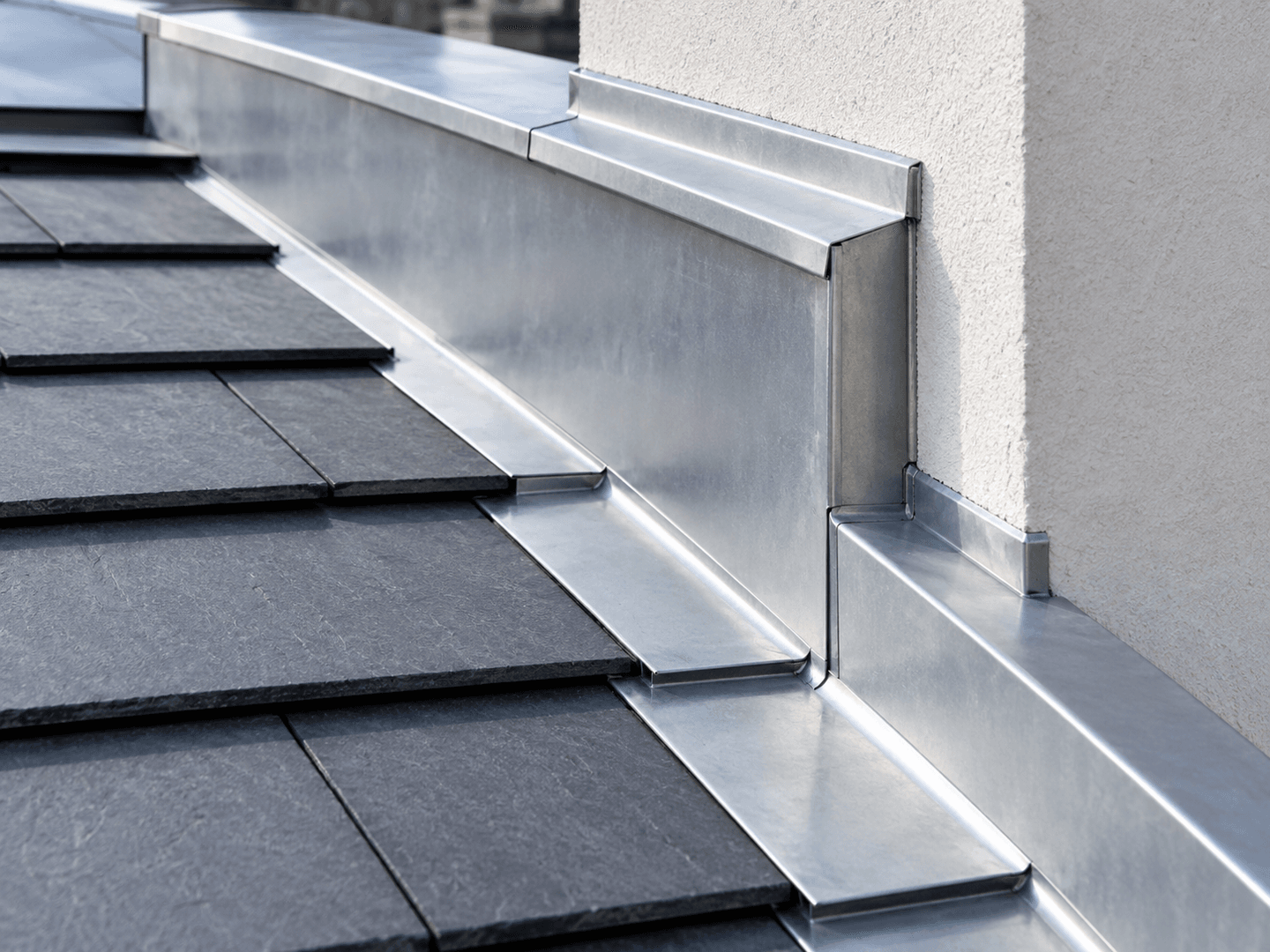 Habillage métallique d’une rive et raccord de toiture en zinc